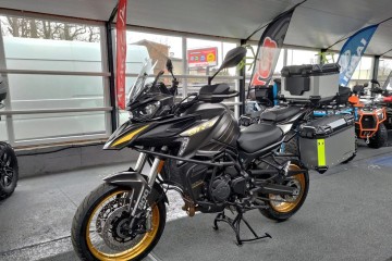 SRT tempomat, quickshifter, 3xkufry, gmole, grzana kanapa i manetki