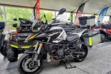 SRT tempomat, quickshifter, 3xkufry, gmole, grzana kanapa i manetki